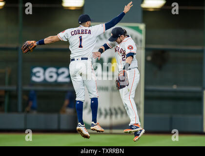 Houston Astros shorstop Carlos Correa e diritto fielder Josh Reddick celebrare un 4-2 win over Texas Rangers dopo il nono inning al Minute Maid Park a Houston il 9 maggio 2019. Foto di Trask Smith/UPI Foto Stock