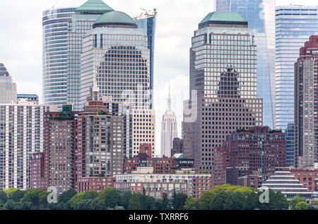 NEW YORK, Stati Uniti d'America - 16 Maggio 2019: panorama sullo skyline del quartiere finanziario del centro cittadino e la parte inferiore di Manhattan con vista al parco della batteria e Empire State Foto Stock