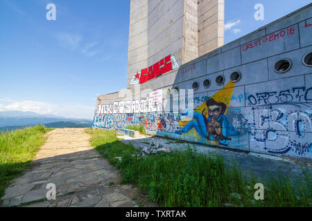 Il Monumento Casa del partito comunista bulgaro è stato costruito sul picco di Buzludzha in Bulgaria centrale mediante il bulgaro regime comunista Foto Stock