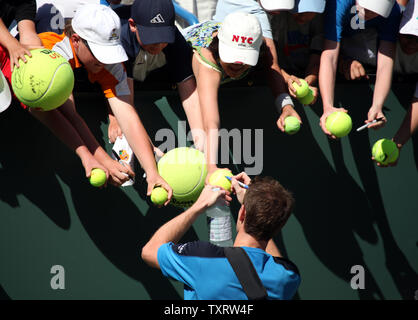 Andy Murray della Gran Bretagna firma autografi dopo aver vinto il suo semi-match finale con Roger Federer durante il BNP Paribas Open di Indian Wells, la California il 21 marzo 2009. Murray avanzate per il torneo finale con un 6-3, 4-6, 6-1 vittoria. (UPI Photo/ David Silpa) Foto Stock