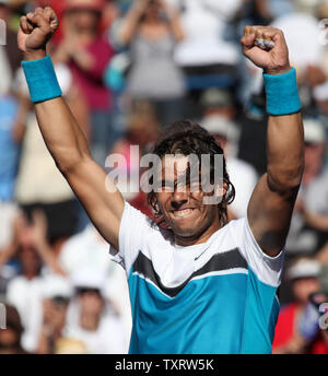 Lo spagnolo Rafael Nadal festeggia dopo aver vinto il suo mens match finale contro Andy Murray di Gran Bretagna presso la BNP Paribas Open di Indian Wells, la California il 22 marzo 2009. Nadal sconfitto Murray 6-1, 6-2 per vincere il campionato. (UPI Photo/ David Silpa) Foto Stock