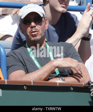 Co-fondatore e CEO di Oracle Larry Ellison orologi la mens semi-finale match tra lo svedese Robin Soderling e americano Andy Roddick al BNP Paribas Open di Indian Wells, la California il 20 marzo 2010. Ellison, che di recente ha acquistato il torneo e l'Indian Wells Tennis Garden, guardato Roddick sconfitta Soderling 6-4, 3-6, 6-3 per avanzare al torneo finale. UPI/David Silpa Foto Stock