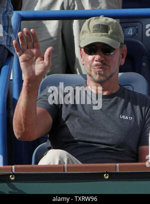 Co-fondatore e CEO di Oracle Larry Ellison orologi la mens partita finale tra Ivan Ljubicic della Croazia e americano Andy Roddick al BNP Paribas Open di Indian Wells, la California il 21 marzo 2010. Ellison, che di recente ha acquistato il torneo e l'Indian Wells Tennis Garden, guardato Ljubicic sconfitta Roddick 7-6 (3), 7-6 (5) a vincere il torneo. UPI/David Silpa Foto Stock