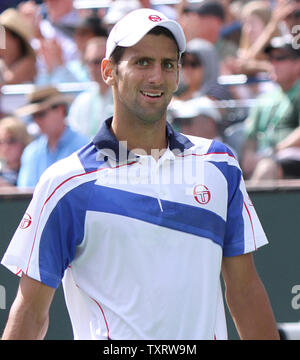 Il serbo Novak Djokovic pause durante la sua mens semi-match finale contro Roger Federer al BNP Paribas Open di Indian Wells, la California il 19 marzo 2011. Djokovic sconfitto Federer 6-3, 3-6, 6-2 per avanzare alla finale del torneo. UPI/David Silpa Foto Stock