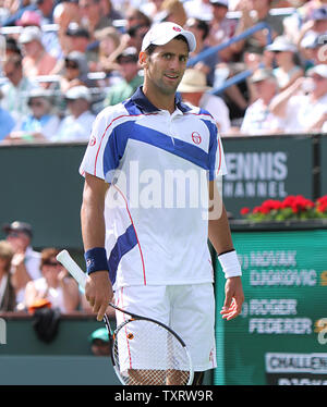 Il serbo Novak Djokovic pause durante la sua mens semi-match finale contro Roger Federer al BNP Paribas Open di Indian Wells, la California il 19 marzo 2011. Djokovic sconfitto Federer 6-3, 3-6, 6-2 per avanzare alla finale del torneo. UPI/David Silpa Foto Stock