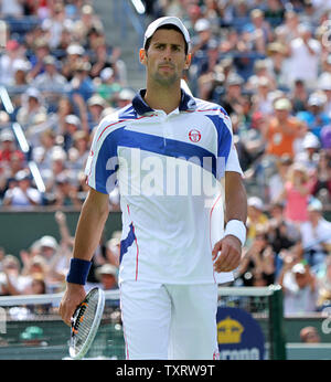 Il serbo Novak Djokovic pause durante la sua mens semi-match finale contro Roger Federer al BNP Paribas Open di Indian Wells, la California il 19 marzo 2011. Djokovic sconfitto Federer 6-3, 3-6, 6-2 per avanzare alla finale del torneo. UPI/David Silpa Foto Stock