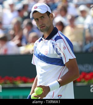 Il serbo Novak Djokovic pause durante la sua mens semi-match finale contro Roger Federer al BNP Paribas Open di Indian Wells, la California il 19 marzo 2011. Djokovic sconfitto Federer 6-3, 3-6, 6-2 per avanzare alla finale del torneo. UPI/David Silpa Foto Stock