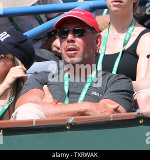 Co-fondatore e CEO di Oracle Larry Ellison orologi la mens semi-match finale tra il serbo Novak Djokovic e Roger Federer al BNP Paribas Open di Indian Wells, la California il 19 marzo 2011. Djokovic sconfitto Federer 6-3, 3-6, 6-2 per avanzare alla finale del torneo. UPI/David Silpa Foto Stock