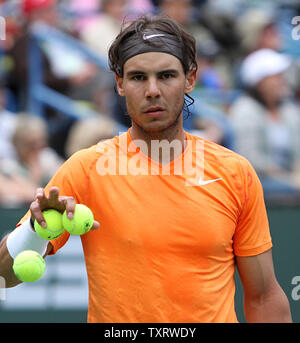 Lo spagnolo Rafael Nadal si interrompe durante il suo mens match finale contro il serbo Novak Djokovic al BNP Paribas Open di Indian Wells, la California il 20 marzo 2011. Djokovic ha sconfitto Nadal 4-6, 6-3, 6-2 a vincere il torneo. UPI/David Silpa Foto Stock