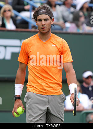 Lo spagnolo Rafael Nadal si interrompe durante il suo mens match finale contro il serbo Novak Djokovic al BNP Paribas Open di Indian Wells, la California il 20 marzo 2011. Djokovic ha sconfitto Nadal 4-6, 6-3, 6-2 a vincere il torneo. UPI/David Silpa Foto Stock