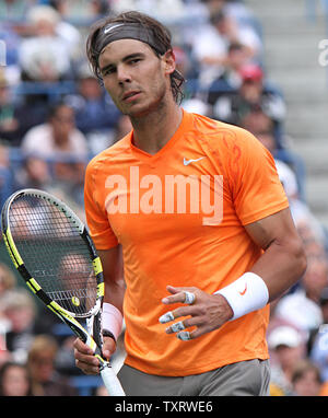 Lo spagnolo Rafael Nadal si interrompe durante il suo mens match finale contro il serbo Novak Djokovic al BNP Paribas Open di Indian Wells, la California il 20 marzo 2011. Djokovic ha sconfitto Nadal 4-6, 6-3, 6-2 a vincere il torneo. UPI/David Silpa Foto Stock