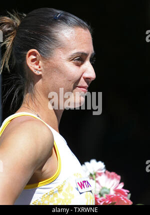 Flavia PENNETTA di Italia attende l'inizio della sua donna partita finale contro Agnieszka RADWANSKA della Polonia al BNP Paribas Open di Indian Wells, la California il 16 marzo 2014. Pennetta sconfitto Radwanska 6-2, 6-1 a vincere il torneo. UPI/David Silpa Foto Stock