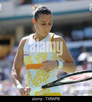 Flavia PENNETTA di Italia pause durante la sua donna partita finale contro Agnieszka RADWANSKA della Polonia al BNP Paribas Open di Indian Wells, la California il 16 marzo 2014. Pennetta sconfitto Radwanska 6-2, 6-1 a vincere il torneo. UPI/David Silpa Foto Stock