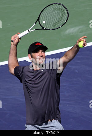 Americano Pete Sampras si riscalda prima di un match di esibizione al BNP Paribas Open di Indian Wells, la California il 16 marzo 2019. La mostra è stata disposta dopo la cancellazione della semifinale partita tra Roger Federer e Rafael Nadal a causa di un Nadal infortunio al ginocchio. Foto di David Silpa/UPI Foto Stock