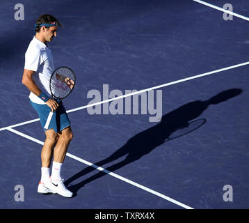 Roger Federer pause durante il suo uomo partita finale contro Dominic Thiem dell'Austria al BNP Paribas Open di Indian Wells, la California il 17 marzo 2019. Thiem sconfitto Federer 3-6, 6-3, 7-5 per vincere il campionato e il suo primo ATP Masters 1000 torneo. Foto di David Silpa/UPI Foto Stock