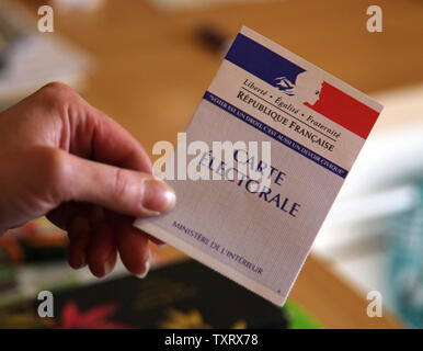 Un voto francese la scheda è visibile durante il round finale delle elezioni presidenziali in Ivry-la-Bataille, Francia il 6 maggio 2012. Secondo sondaggi pre-elettorale, Partito Socialista candidato Francois Hollande è favorita per sconfiggere il Presidente uscente Nicolas Sarkozy. UPI/David Silpa Foto Stock