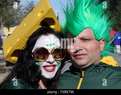 Green Bay Packers tifosi arrivano al Cowboys Stadium prima del Super Bowl XLV in Arlington, Texas il 6 febbraio 2011. UPI/David Silpa Foto Stock