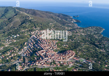 Isola d'Elba, vista panoramica del villaggio di Capoliveri, vista aerea. Toscana, Italia Foto Stock