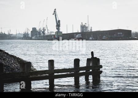 Martwa Wisla River, uno dei rami della Vistola, che scorre attraverso la città e il porto di Danzica. Polonia settentrionale. Europa Foto Stock