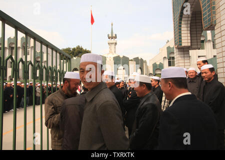 Entrambi Han e la minoranza etnica cinese Hui studenti frequentano il Ningxia Islamic College di Yinchuan, la capitale della Provincia di Frontiera di Nordovest Ningxia Hui Regione autonoma il 21 settembre 2011. La Cina, che strettamente controlla la religione ha accettato una donazione di USD 1,138 milioni da tutto il mondo per lo sviluppo della banca nel 1985 per costruire il collegio per studenti che "l'amore del paese e l'Islam." Il governo cinese ha colpito presso gli Stati Uniti dopo che esso ha affermato la Cina lo status di paese " di particolare preoccupazione" sulla libertà religiosa la scorsa settimana, accusando Washington di cercare di danneggiare la nazione dell'immagine. Foto Stock