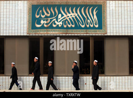 Entrambi Han e la minoranza etnica cinese Hui studenti frequentano il Ningxia Islamic College di Yinchuan, la capitale della Provincia di Frontiera di Nordovest Ningxia Hui Regione autonoma il 21 settembre 2011. La Cina, che strettamente controlla la religione ha accettato una donazione di USD 1,138 milioni da tutto il mondo per lo sviluppo della banca nel 1985 per costruire il collegio per studenti che "l'amore del paese e l'Islam." Il governo cinese ha colpito presso gli Stati Uniti dopo che esso ha affermato la Cina lo status di paese " di particolare preoccupazione" sulla libertà religiosa la scorsa settimana, accusando Washington di cercare di danneggiare la nazione dell'immagine. Foto Stock