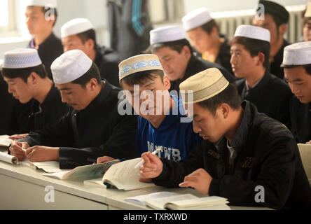 Entrambi Han e la minoranza etnica cinese Hui studenti frequentano il Ningxia Islamic College di Yinchuan, la capitale della Provincia di Frontiera di Nordovest Ningxia Hui Regione autonoma il 21 settembre 2011. La Cina, che strettamente controlla la religione ha accettato una donazione di USD 1,138 milioni da tutto il mondo per lo sviluppo della banca nel 1985 per costruire il collegio per studenti che "l'amore del paese e l'Islam." Il governo cinese ha colpito presso gli Stati Uniti dopo che esso ha affermato la Cina lo status di paese " di particolare preoccupazione" sulla libertà religiosa la scorsa settimana, accusando Washington di cercare di danneggiare la nazione dell'immagine. Foto Stock