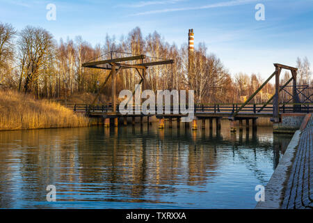 Il sentiero oltre Martwa Wisla River, uno dei rami della Vistola, che scorre attraverso la città e il porto di Danzica. Polonia settentrionale. Europa Foto Stock