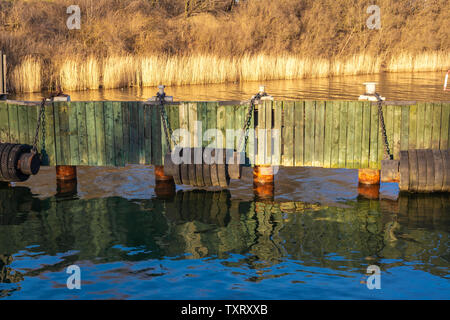 Martwa fiume Wisla in luce del sole di primavera. Il Martwa Wisla è uno dei rami della Vistola, che scorre attraverso la città e il porto di Danzica. Né Foto Stock