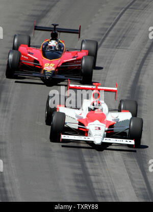 Due volta vincitore di gara Helio Castroneves (3) porta ex vincitore Buddy più pigro (95) in giro uno a Indianapolis 500 in Indianapolis, IN., 29 maggio 2005. (UPI foto/Mark Cowan) Foto Stock