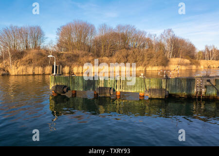 Martwa fiume Wisla in luce del sole di primavera. Il Martwa Wisla è uno dei rami della Vistola, che scorre attraverso la città e il porto di Danzica. Né Foto Stock