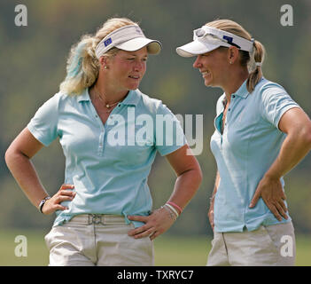 I compagni di squadra europea Suzann Pettersen,sinistra, della Norvegia e Annika Sorenstam, della Svezia talk su xviii verde durante il primo giorno del 2005 Solheim Cup, 9 settembre 2005, a Crooked Stick Golf Club nel Carmelo a. (UPI foto/Brian Kersey) Foto Stock