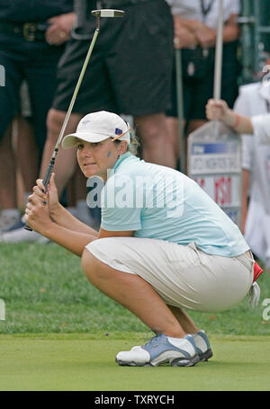 Karen Stupples, dell'Inghilterra, reagisce dopo manca un aquila putt sul nono foro durante la seconda sessione del primo giorno del 2005 Solheim Cup, 9 settembre 2005, a Crooked Stick Golf Club nel Carmelo a. Dopo il primo giorno di gioco Europa conduce la U.S. 5-3. (UPI foto/Brian Kersey) Foto Stock