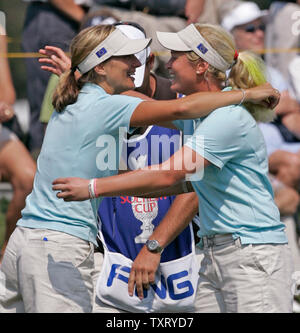 Europa team capitano Catrin Nilsmark, a sinistra della Svezia, abbracci Suzann Pettersen, della Norvegia, dopo Pettersen affondato un birdie putt al diciassettesimo foro durante la prima sessione del primo giorno del 2005 Solheim Cup, 9 settembre 2005, a Crooked Stick Golf Club nel Carmelo a. Dopo il primo giorno di gioco Europa conduce la U.S. 5-3. (UPI foto/Brian Kersey) Foto Stock