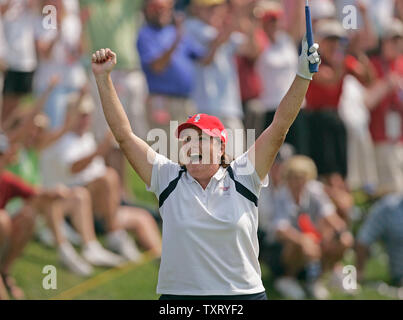 Meg Padre Mallon ha reagisce dopo il naufragio di un putt su diciassettesimo foro per vincere la sua partita 3 & 1 contro Karen Stupples, dell'Inghilterra, durante il round finale del 2005 Solheim Cup, 11 settembre 2005, a Crooked Stick Golf Club nel Carmelo, ind. Il team americano ha vinto 15.5-12.5. (UPI foto/Brian Kersey) Foto Stock