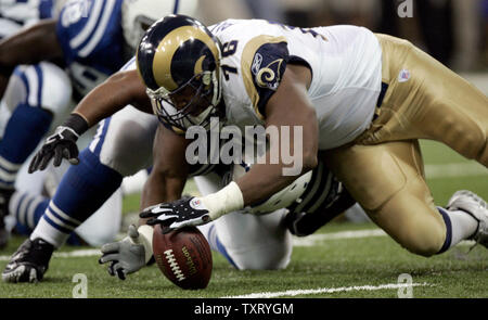 Louis Rams affrontare Orlando ritmo recupera un fumble da Indianapolis Colts. La Indianapolis Colts ha sconfitto il San Louis Rams 45-28 al RCA Dome di Indianapolis il 17 ottobre 2005. (UPI foto/Mark Cowan) Foto Stock