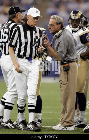 Louis Rams interim head coach Joe Vitt sostiene con arbitro Gerald Austin.Indianapolis Colts ha sconfitto il San Louis Rams 45-28 al RCA Dome di Indianapolis il 17 ottobre 2005. Vitt è in fase di riempimento in per il coach Mike Martz chi è ricoverato in ospedale con una condizione medica che ha infiammato il tessuto intorno al suo cuore. (UPI foto/Mark Cowan) Foto Stock