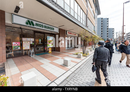 Kyoto, Giappone - 17 Aprile 2019: le persone camminare vicino a stazione di Nijo nella mattina di Mos Burger fast food ristorante un ampio angolo di visione Foto Stock