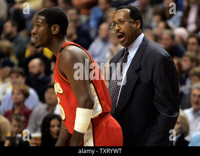 Atlanta Hawks head coach Mike Woodson grida a guard Royal Ivey (36) durante la prima metà del loro gioco con Indiana Pacers al Conseco Fieldhouse in Indianapolis, In Febbraio 24, 2006. (UPI foto/Mark Cowan) Foto Stock