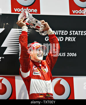 La Germania Michael Schumacher detiene i vincitori del trofeo in Formula Uno USGP a Indianapolis Motor Speedway di Indianapolis il 2 luglio 2006. Schumacher, che rigidi per Italia auto maker Ferrari, ha ora vinto la gara un record di 5 volte. (UPI foto/Tom Russo) Foto Stock