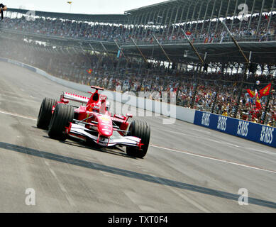 La Germania Michael Schumacher si solleva la sua mano dopo aver attraversato la linea del traguardo come vince la Formula Uno USGP a Indianapolis Motor Speedway di Indianapolis il 2 luglio 2006. Schumacher, che guida per Ferrari, ha vinto questa gara un record di 5 volte. (UPI foto/Tom Russo) Foto Stock