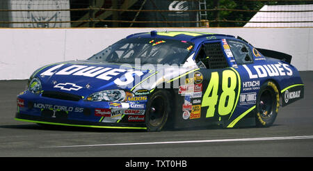 Jimmie Johnson capi nel box con un pneumatico sgonfio inizio nell'Allstate 400 all'Indianapolis Motor Speedway di Indianapolis, In Agosto 6, 2006. Johnson è andato a recuperare e a vincere la gara NASCAR. (UPI foto/Jim Altman) Foto Stock