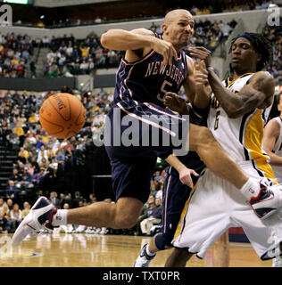 New Jersey Nets guard Jason Kidd (6) perde la palla come egli si scontra con Indiana Pacers guard Marquis Daniels (6) presso la Conseco Fieldhouse di Indianapolis Novembre 17, 2006. Il New Jersey Nets sconfitto Indiana Pacers 100-91. (UPI foto/Mark Cowan) Foto Stock