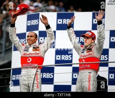L'Inghilterra del Lewis Hamilton (L) e spagnolo Fernando Alonso onda per la folla sul podio la vittoria agli Stati Uniti di Formula Uno ad Indianapolis Motor Speedway di Indianapolis, domenica 17 giugno, 2007. Hamilton ha vinto la gara e Alonso ha terminato secondo; entrambi sono i compagni di squadra per il team McLaren Mercedes. (UPI FOTO/Tom Russo) Foto Stock