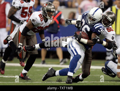 Indianapolis Colts running back Kenton Keith (36) è portato verso il basso dal Tampa Bay Buccaneers linebacker Derrick Brooks (55) e cornerback Ronde Barber (20) dopo un 22-cantiere guadagno nel quarto trimestre a RCA Dome di Indianapolis il 7 ottobre 2007. Il Colts ha sconfitto il Buccaneers 33-14 a rimanere imbattuto in stagione. (UPI foto/Mark Cowan) Foto Stock