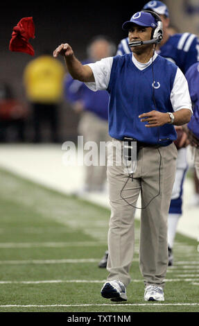 Indianapolis Colts head coach Tony Dungy getta la bandiera rossa per avere funzionari una revisione del Kansas City Chiefs touchdown durante il terzo trimestre al RCA Dome di Indianapolis il 18 novembre 2007. Il Colts ha sconfitto i capi 13-10. (UPI foto/Mark Cowan) Foto Stock