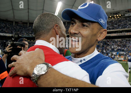 Indianapolis Colts head coach Tony Dungy, destra, abbracci Kansas City Chiefs head coach Herm Edwards dopo il Colts ha sconfitto i capi 13-10 al RCA Dome di Indianapolis il 18 novembre 2007. (UPI foto/Mark Cowan) Foto Stock