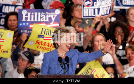 Elezioni presidenziali democratiche speranzoso il Sen. Hillary Clinton (D-N.Y.) onde ai sostenitori di un primario Indiana festa notturna di Indianapolis il 6 maggio 2008. (UPI foto/Mark Cowan) Foto Stock