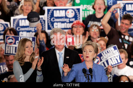 Elezioni presidenziali democratiche speranzoso il Sen. Hillary Clinton (D-N.Y.), destra, indirizzi sostenitori all'Indiana principale partito di notte a Indianapolis con la sua famiglia, l'ex Presidente Bill Clinton, centro e figlia Chelsea il 6 maggio 2008. (UPI foto/Mark Cowan) Foto Stock