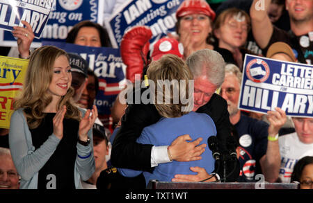 Elezioni presidenziali democratiche speranzoso il Sen. Hillary Clinton (D-N.Y.), è abbracciato dal marito ed ex Presidente Bill Clinton come la loro figlia Chelsea guarda dopo i sostenitori di indirizzamento a un Indiana principale partito di notte a Indianapolis con la sua famiglia, l'ex Presidente Bill Clinton, centro e figlia Chelsea il 6 maggio 2008. (UPI foto/Mark Cowan) Foto Stock