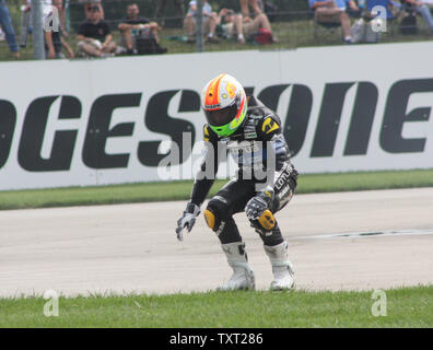 Aleix Espargaro di Spagna terre sui suoi piedi dopo che il suo team Lotus Aprilia moto scivolare fuori da sotto di lui a sua volta 10 durante le qualificazioni per il Red Bull Moto GP il 13 settembre 2008 a Indianapolis Motor Speedway di Indianapolis, Indiana. (UPI foto/Bill Coon) Foto Stock